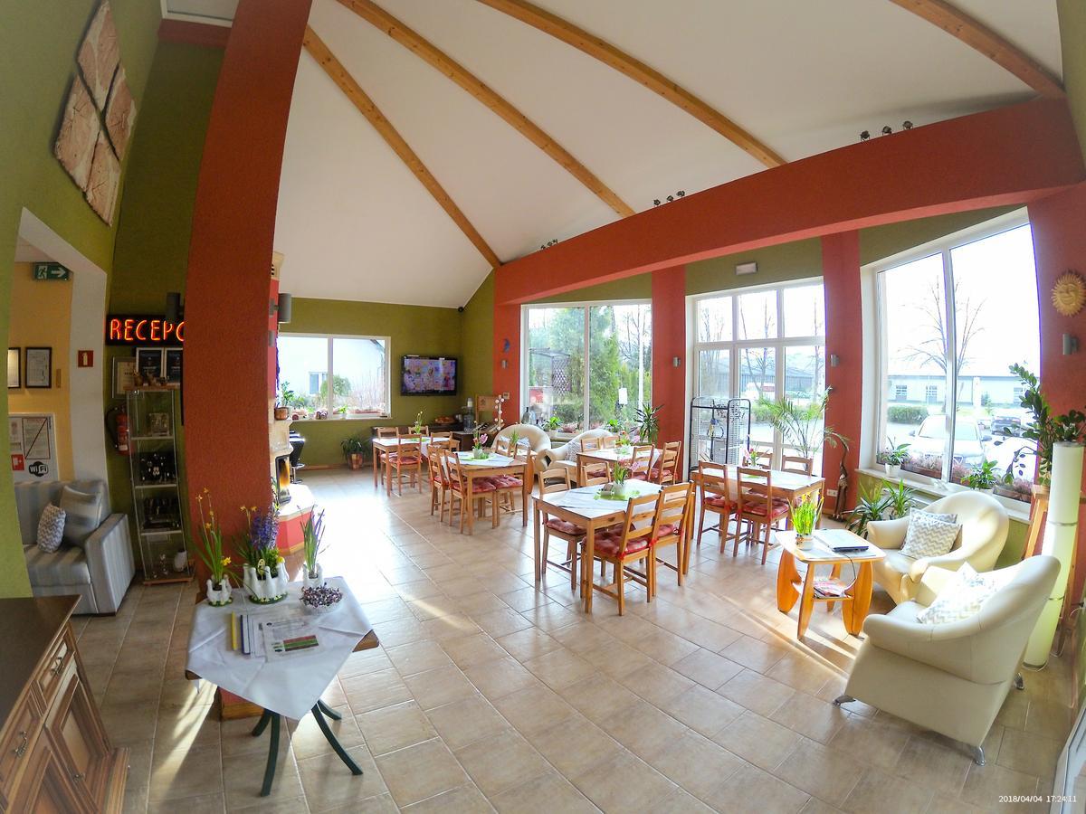 Hotel Krak Мысленице Экстерьер фото