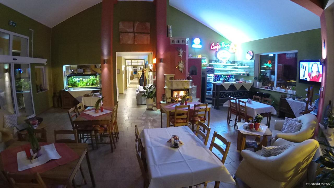 Hotel Krak Мысленице Экстерьер фото